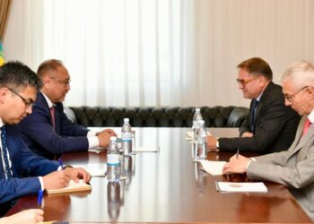 Новый посол Франции в Казахстане вручил копии верительных грамот