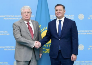 Глава МИД Казахстана провел встречу с послом России