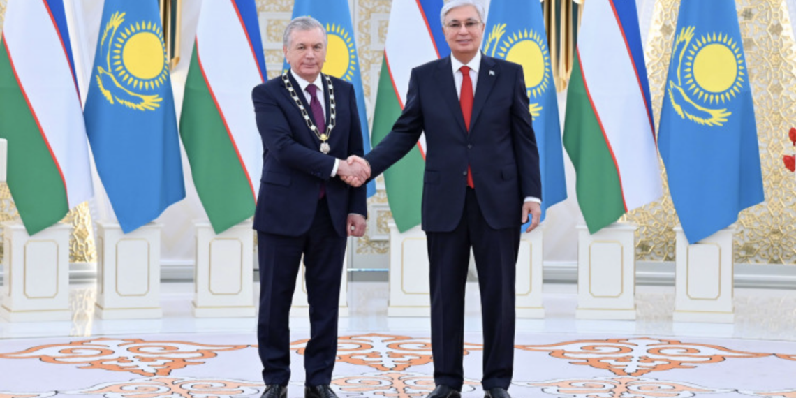 Глава государства наградил Президента Узбекистана орденом «Алтын Қыран»