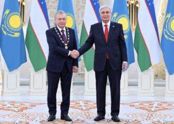 Глава государства наградил Президента Узбекистана орденом «Алтын Қыран»