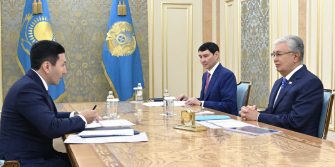 Президент провел встречу с председателем правления АО «Самрук-Қазына»