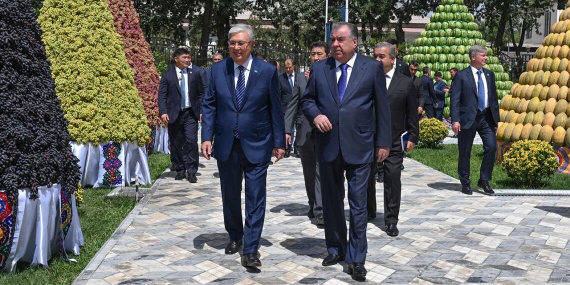 Токаев и Рахмон посетили выставку сельхозпродукции и национальных блюд