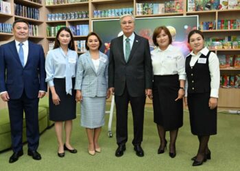 Глава государства посетил школу-гимназию в Косшы Акмолинской области