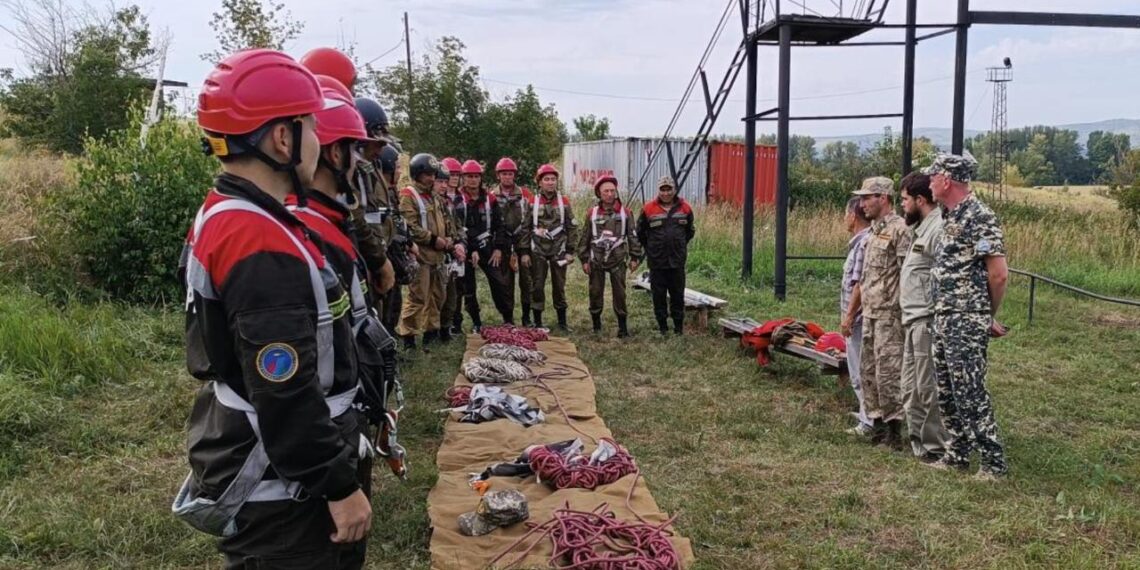 Пилоты МЧС и лесники отработали навыки десантирования в лесной зоне