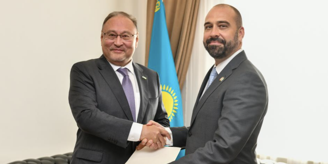 Посол Канады в Казахстане вручил копии верительных грамот