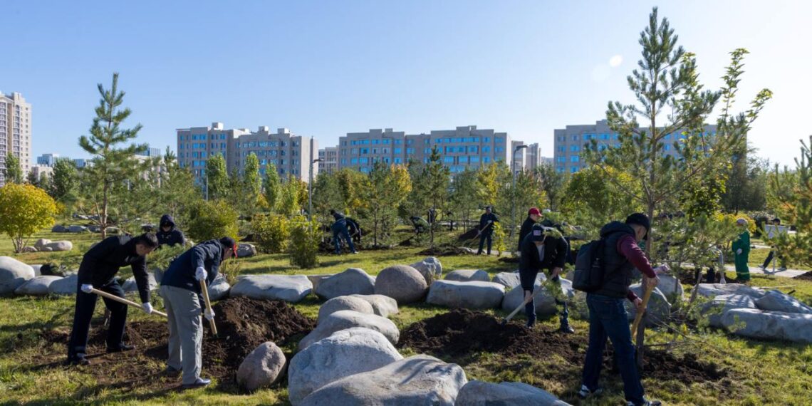 Аппарат Правительства РК поучаствовал в общегородском субботнике в Астане