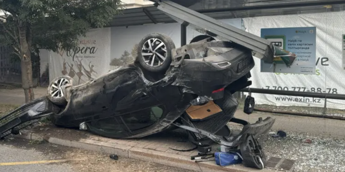 При ДТП в Алматы автомобиль влетел в остановку и перевернулся