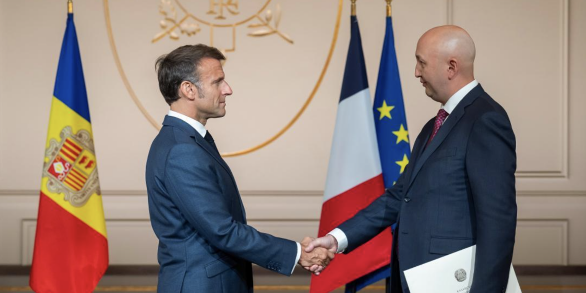 Посол Казахстана вручил верительные грамоты президенту Франции