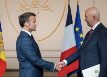 Посол Казахстана вручил верительные грамоты президенту Франции