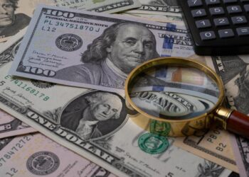 Эксперты оценили выгоду для Казахстана в случае отказа от доллара