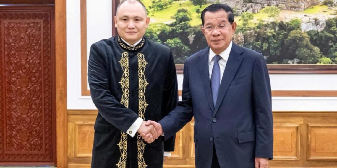 Посол Казахстана вручил верительные грамоты и.о. главы Камбоджи