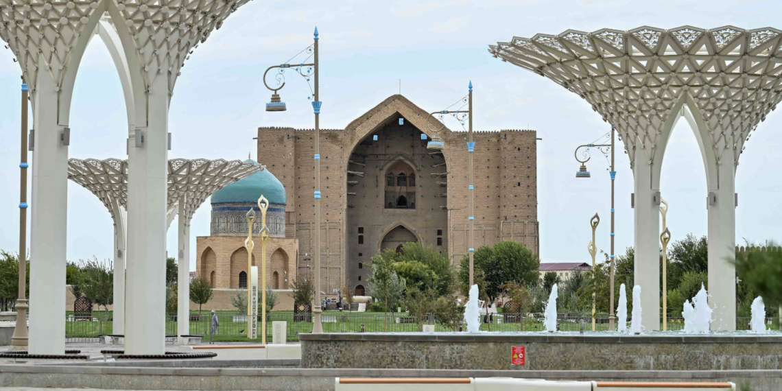 Глава государства посетил мавзолей Ходжи Ахмеда Яссауи