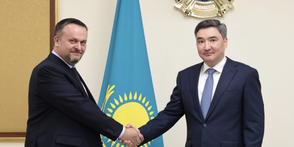 Олжас Бектенов провел встречу с губернатором Новгородской области РФ