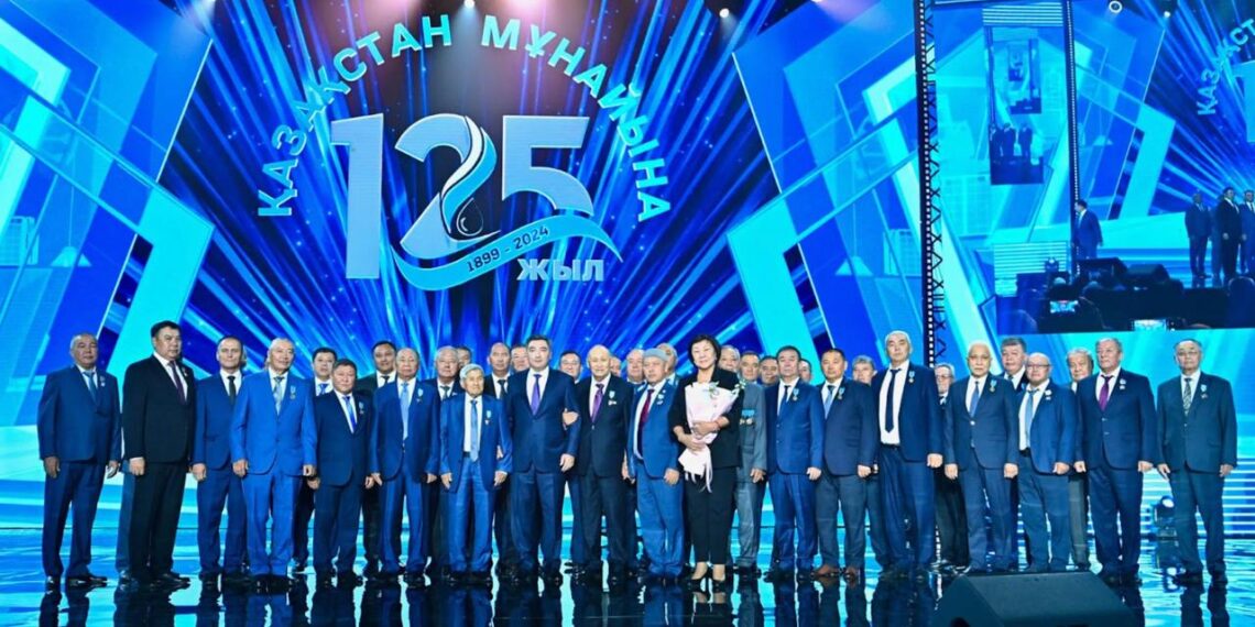 Олжас Бектенов от имени Президента вручил награды ветеранам нефтяной отрасли