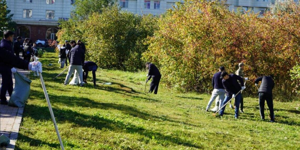 Сотрудники Генпрокуратуры приняли участие в общегородском субботнике