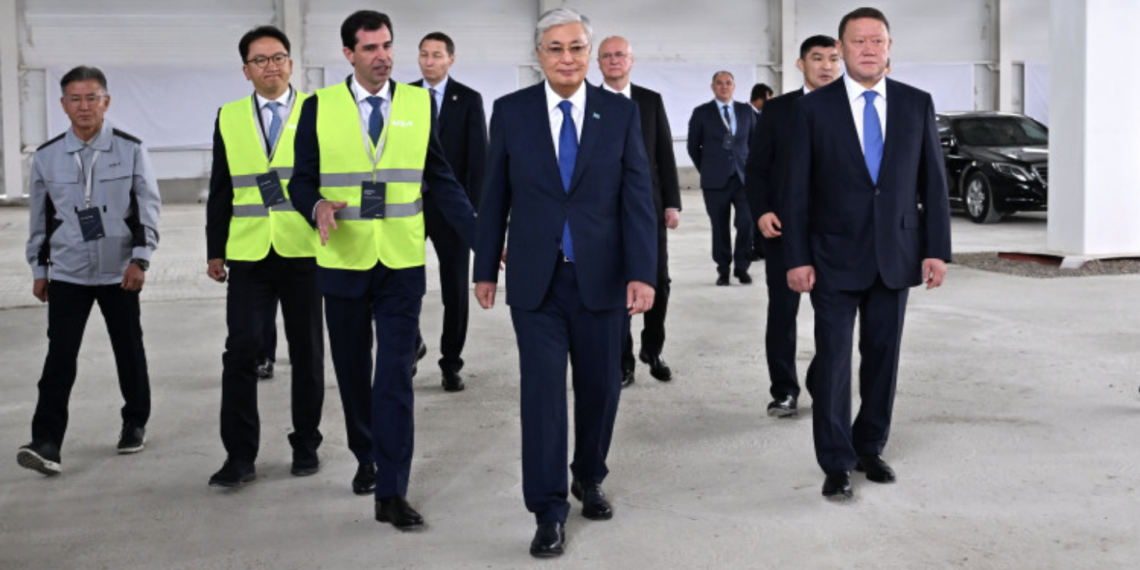 Токаев ознакомился с ходом строительства автомобильного завода KIA
