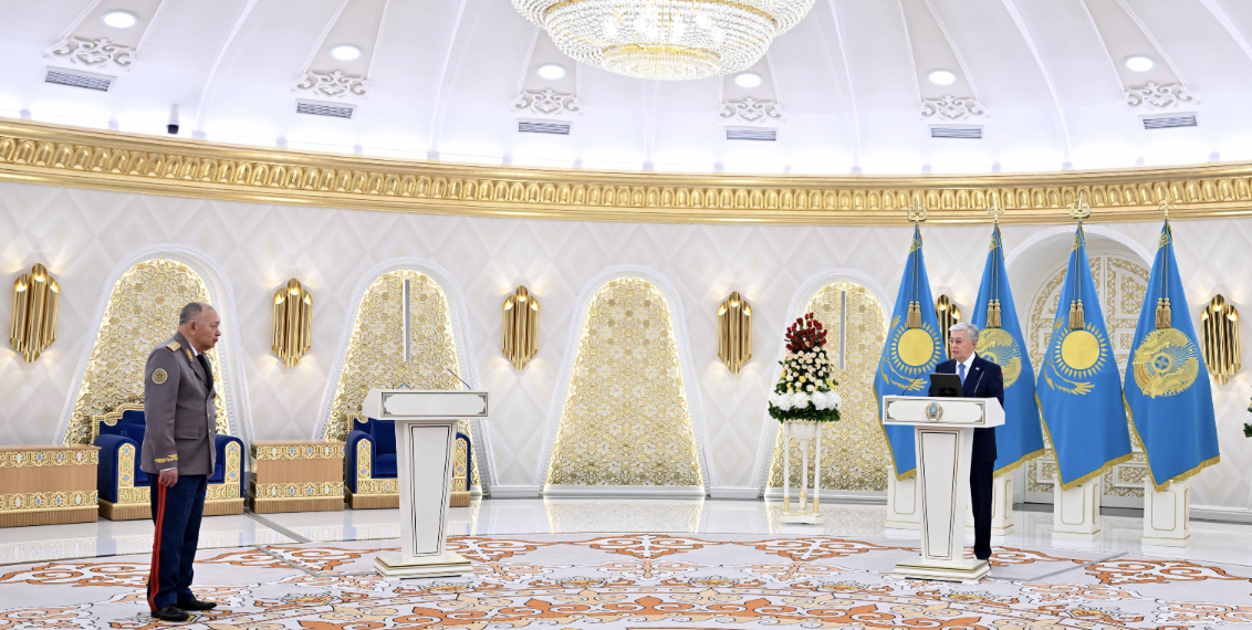 Президент вручил Сату Токпакбаеву знак особого отличия – Золотую звезду и орден «Отан»