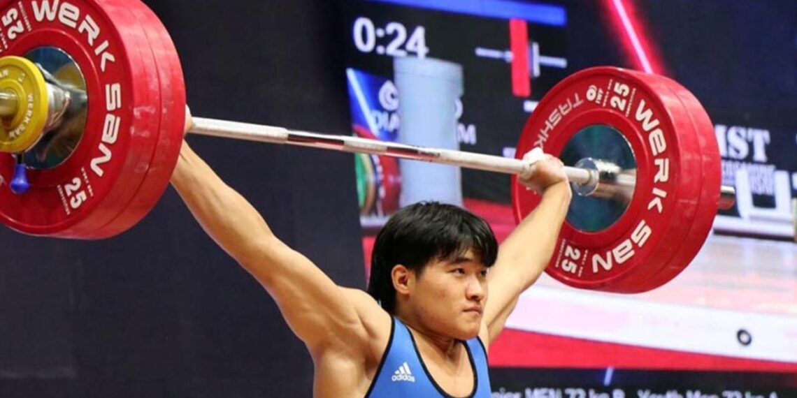 Казахстанский тяжелоатлет завоевал «золото» ЧМ среди юниоров