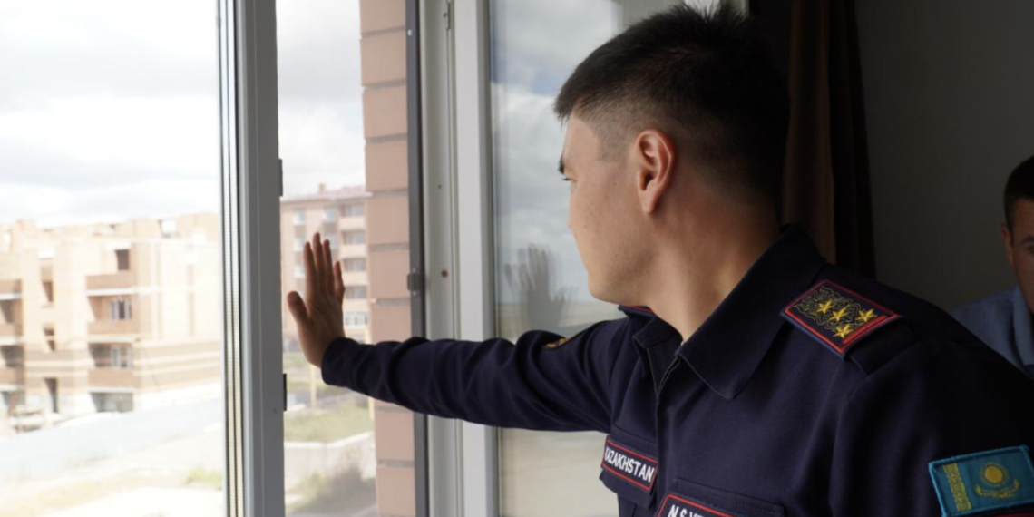 Многодетным семьям в Кокшетау установили безопасные сетки на окна