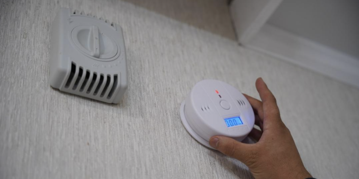 В ВКО сотрудники МЧС продолжают профилактику пожарной безопасности в домах граждан