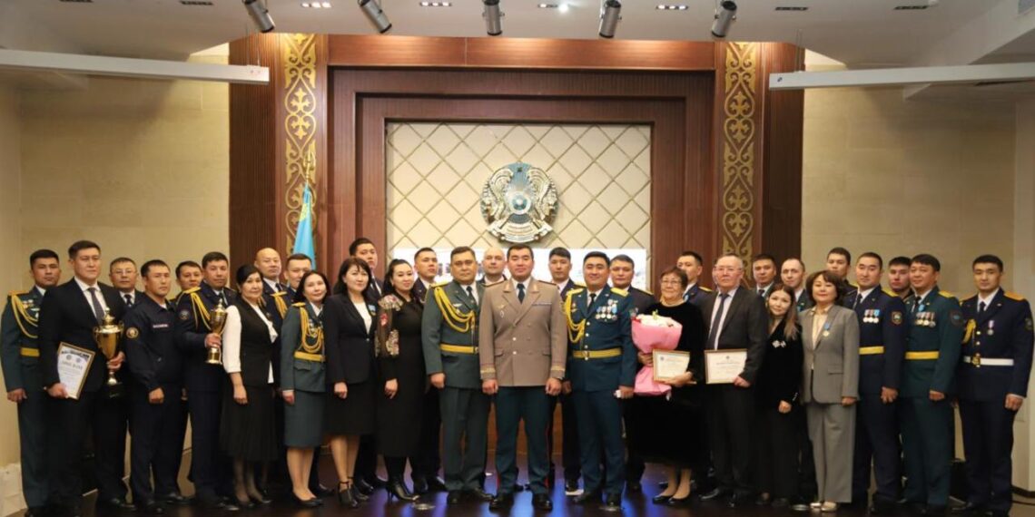 В МЧС прошло торжественное собрание ко Дню спасателя