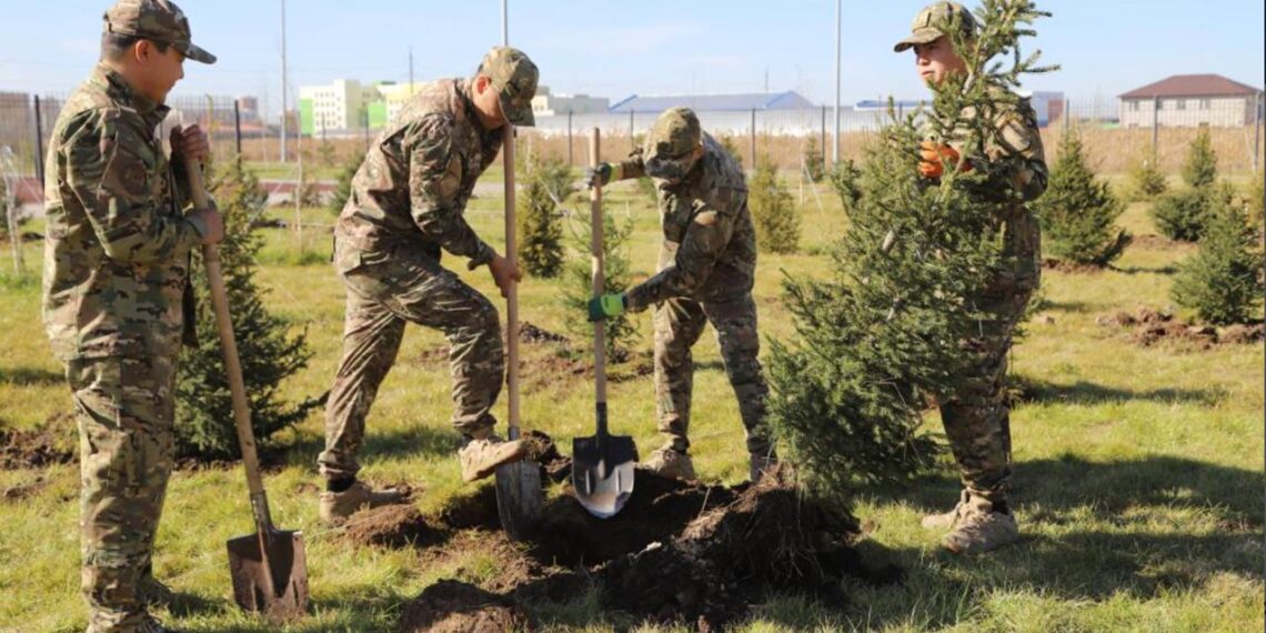 МЧС Казахстана продолжает озеленять пожарные части