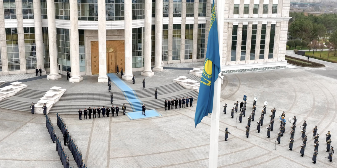 Президент принял участие в церемонии поднятия Государственного флага