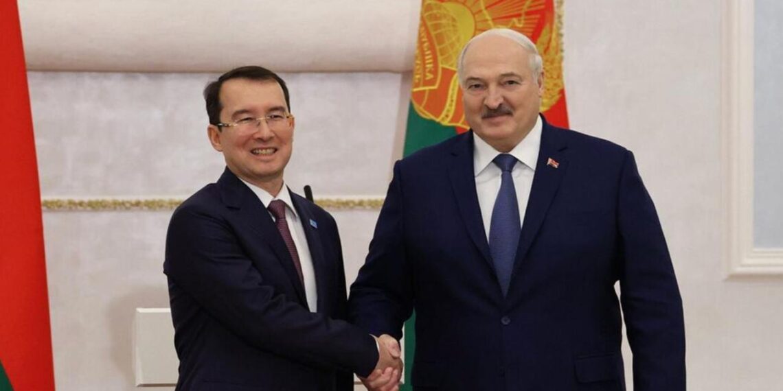 Посол Казахстана вручил верительные грамоты Президенту Беларуси