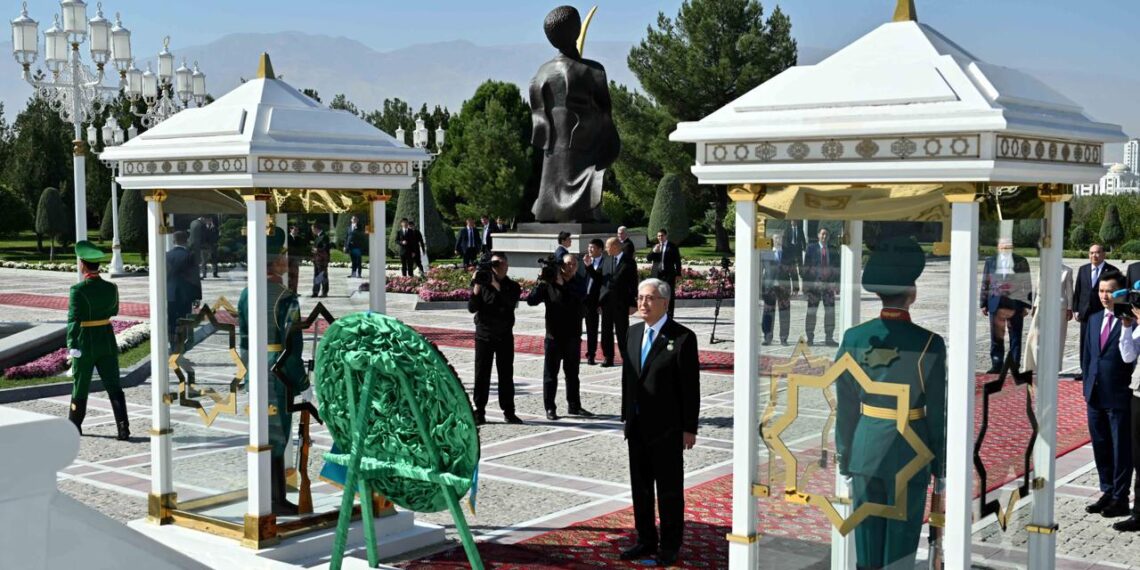 Токаев возложил венок к Монументу Независимости Туркменистана