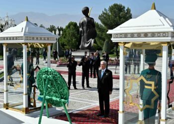 Токаев возложил венок к Монументу Независимости Туркменистана