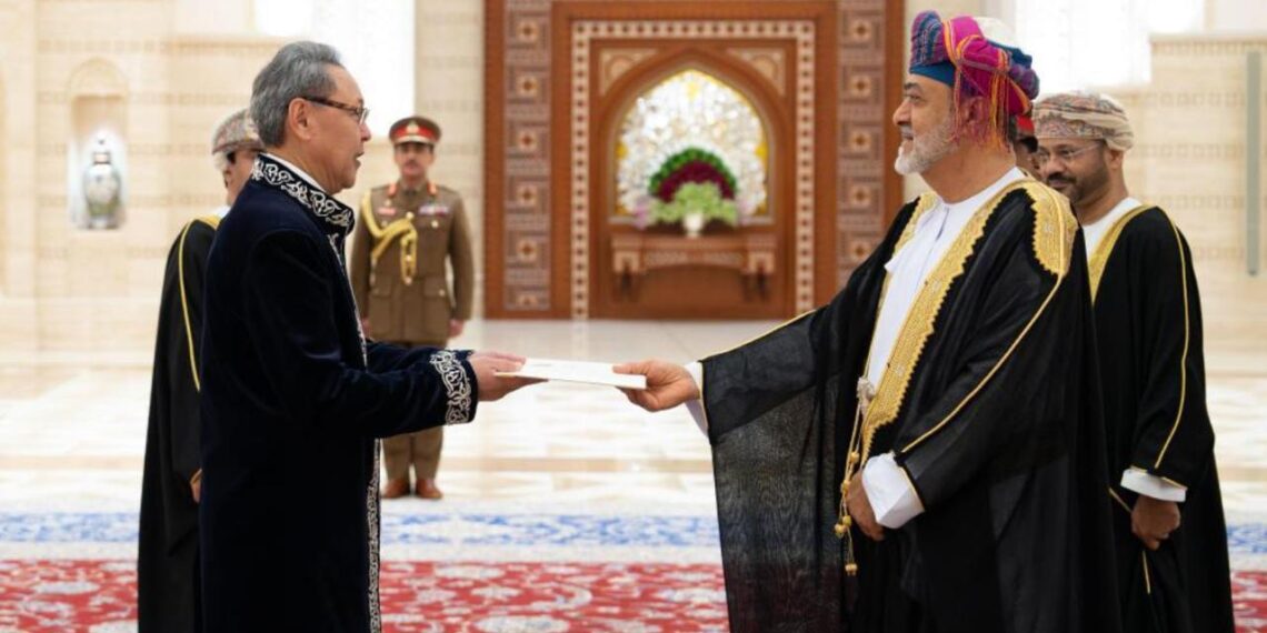 Посол Казахстана вручил Султану Омана верительные грамоты