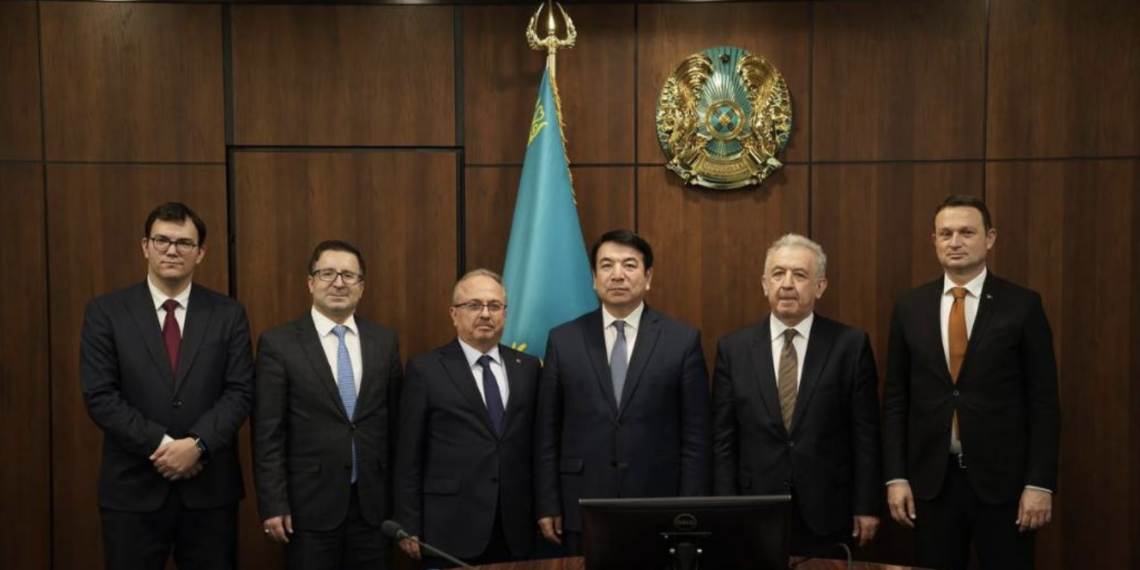 Глава Минпросвещения провел встречу с послом Турции в Казахстане