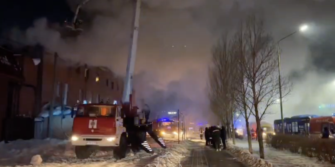 В ВКО при пожаре в жилом доме спасены 10 человек