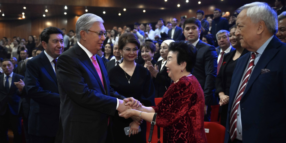 Глава государства посетил концерт, посвященный творчеству поэта Шомишбая Сариева