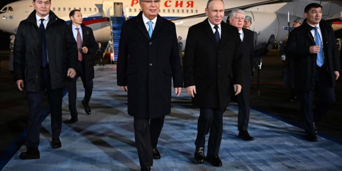 Глава государства лично встретил Владимира Путина в аэропорту Астаны