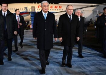 Глава государства лично встретил Владимира Путина в аэропорту Астаны