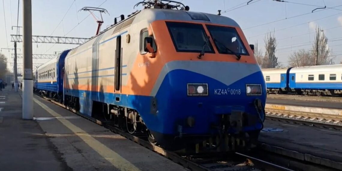Из Казахстана в Узбекистан отправился первый туристический поезд