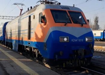 Из Казахстана в Узбекистан отправился первый туристический поезд