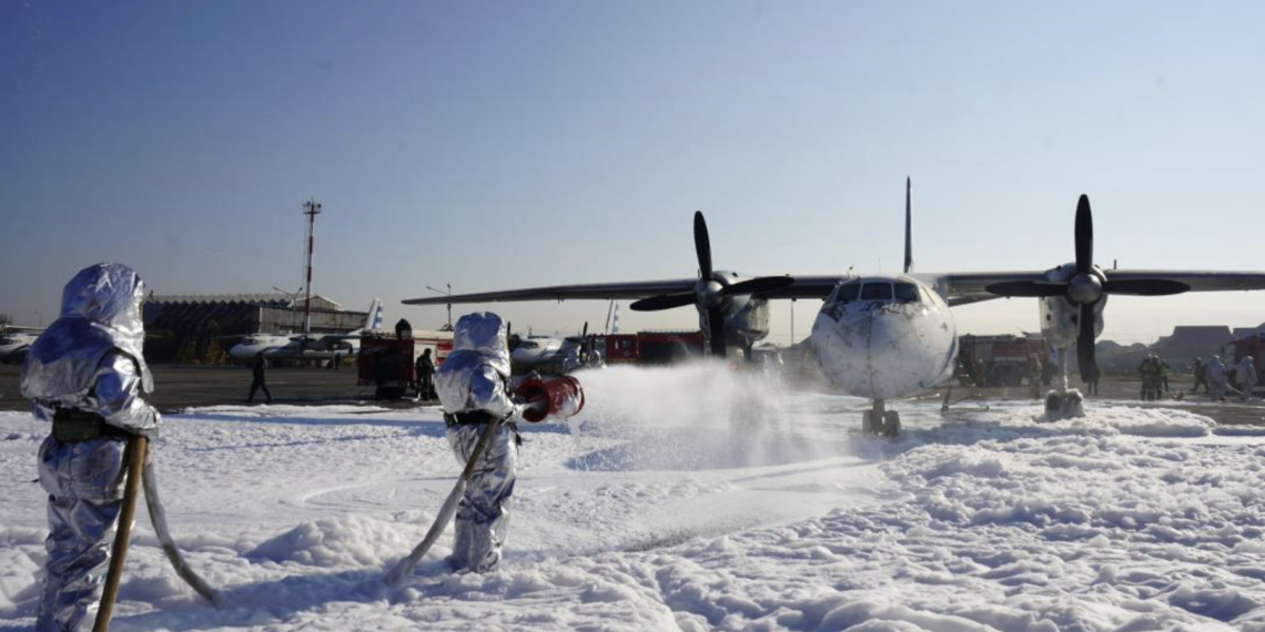 Спасатели МЧС провели пожарно-тактические учения в аэропорту Шымкента