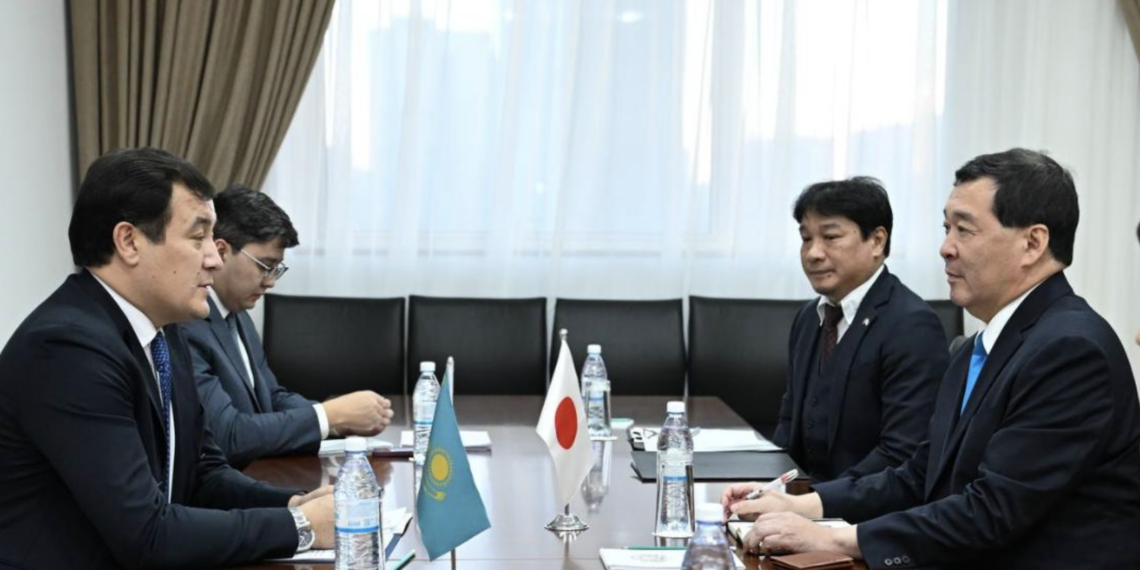 Посол Японии вручил копии верительных грамот вице-министру иностранных дел Казахстана