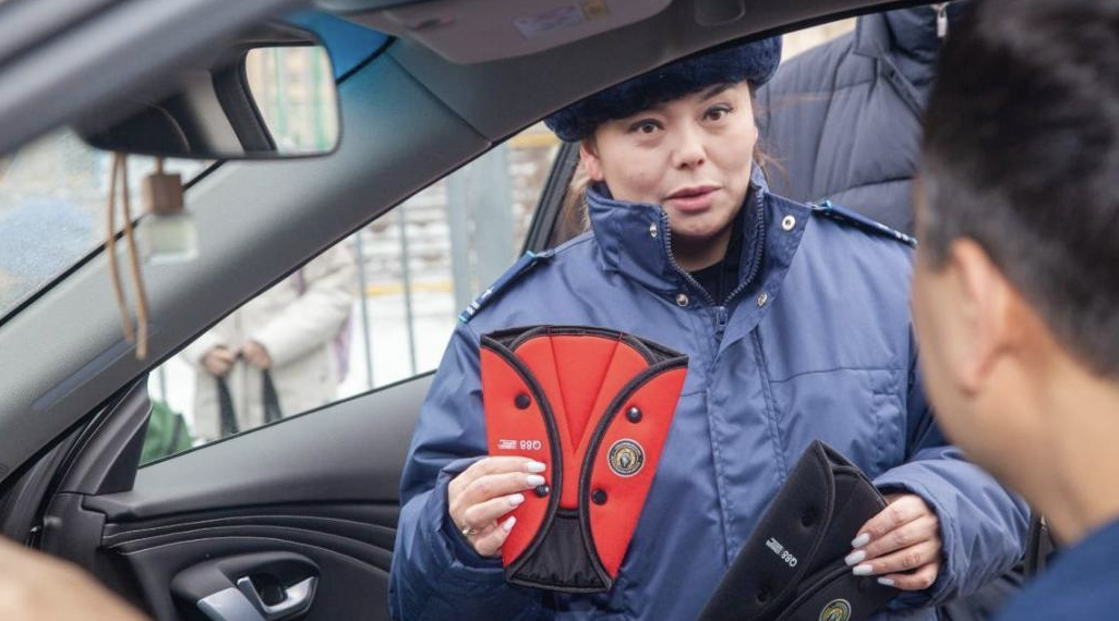 Полицейские напомнили столичным водителям о важности использования детских автокресел