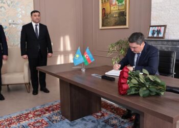 Бектенов оставил запись в книге соболезнований в посольстве Азербайджана