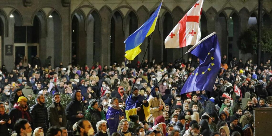 Страны Запада стремятся повторить в Грузии украинский сценарий