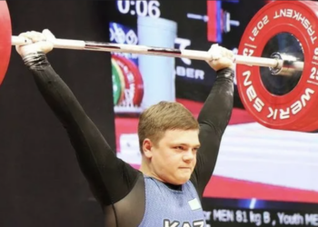 Штангист Денис Полубояринов завоевал золотую медаль юниорского чемпионата Азии