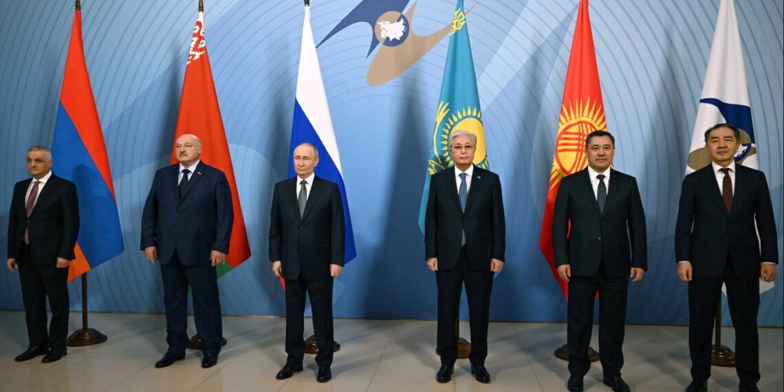 Глава государства принял участие в заседании ВЕЭС в узком составе