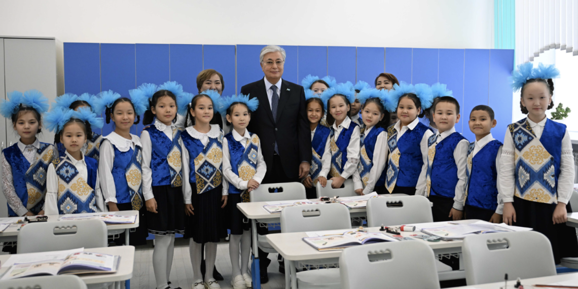 Глава государства посетил Хромтаускую среднюю школу №1 в Актюбинской области