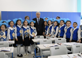 Глава государства посетил Хромтаускую среднюю школу №1 в Актюбинской области