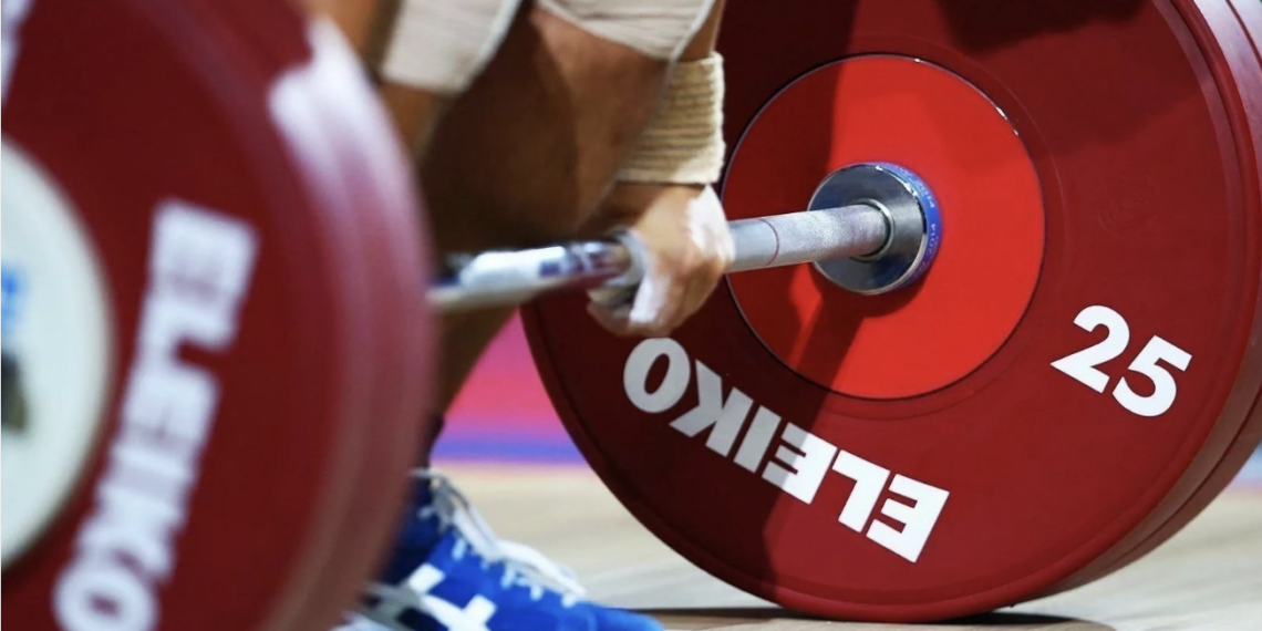 Тяжелоатлет Акжол Курманбек выиграл чемпионат Азии, установив рекорды мира