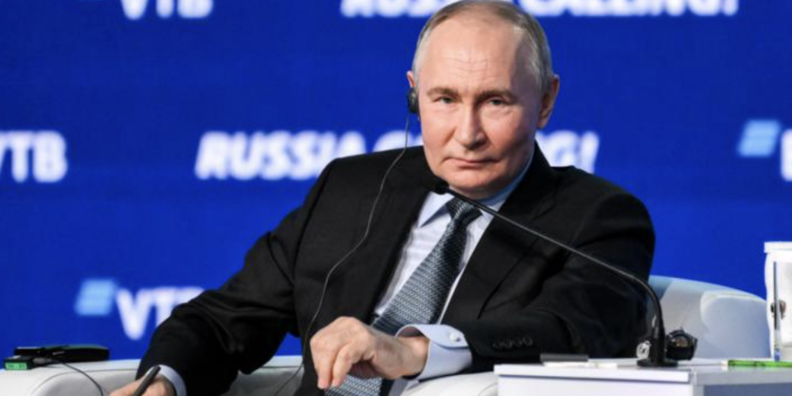 Путин: подрыв влияния доллара произошел во многом благодаря администрации Джо Байдена