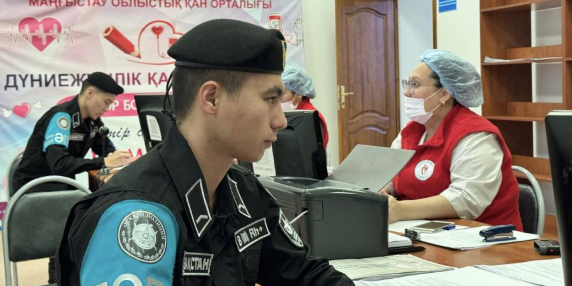 Военнослужащие Актауского гарнизона сдали кровь для пассажиров, пострадавших в авиакатастрофе